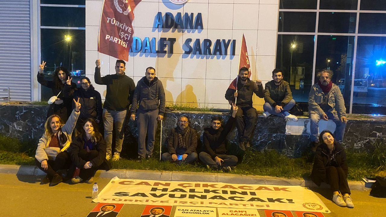 Adana Adliyesi önünde TİP üyeleri Can Atalay için Nöbete başladı.