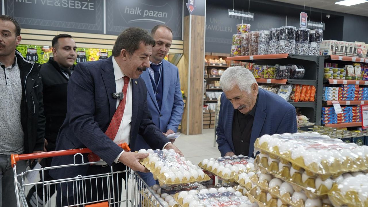 AK PARTİ’Lİ VEKİL FIRAT, HALK PAZARI MARKETİNDE ALIŞVERİŞ YAPTI