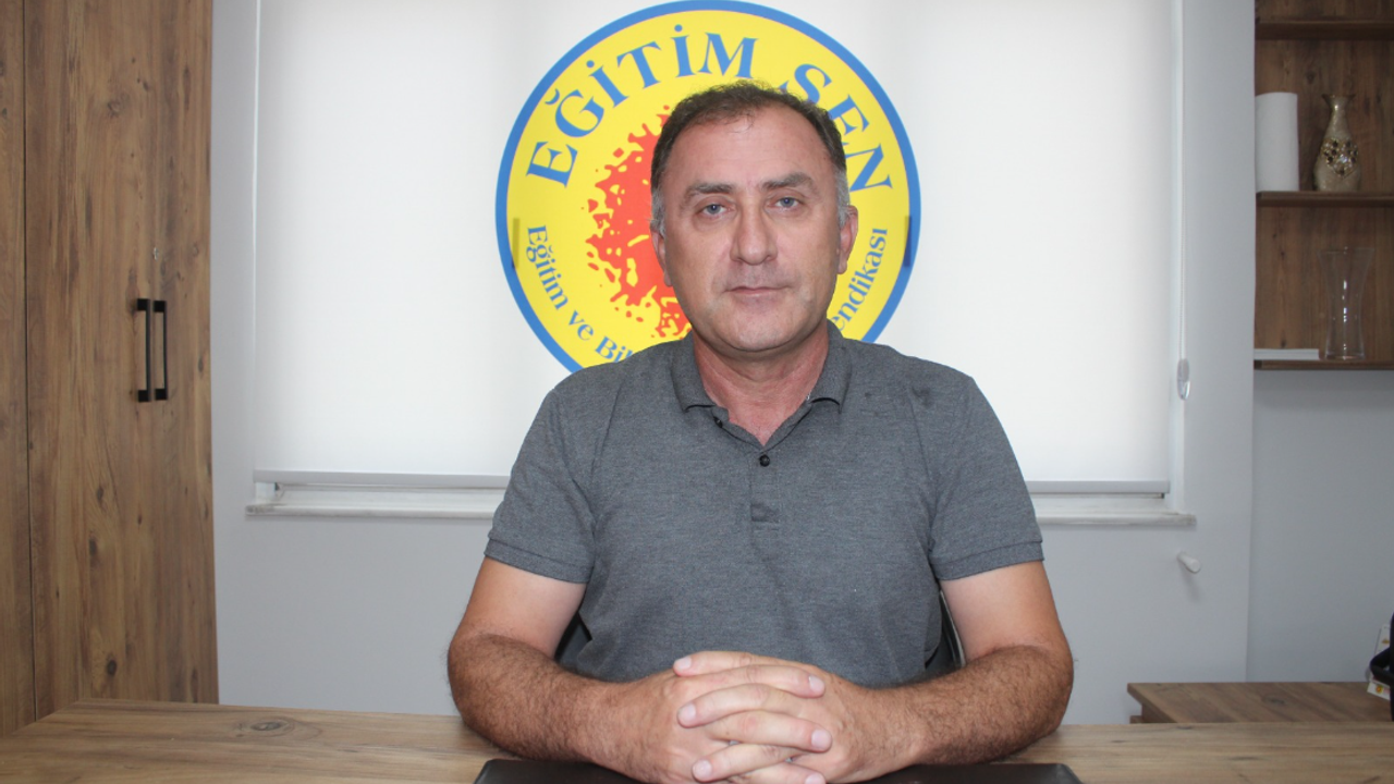 Adana Eğitim Sen’den Uyarı: “Kamu kurumlarına partili posterleri asmak Anayasa’ya ve 657’ye aykırıdır”