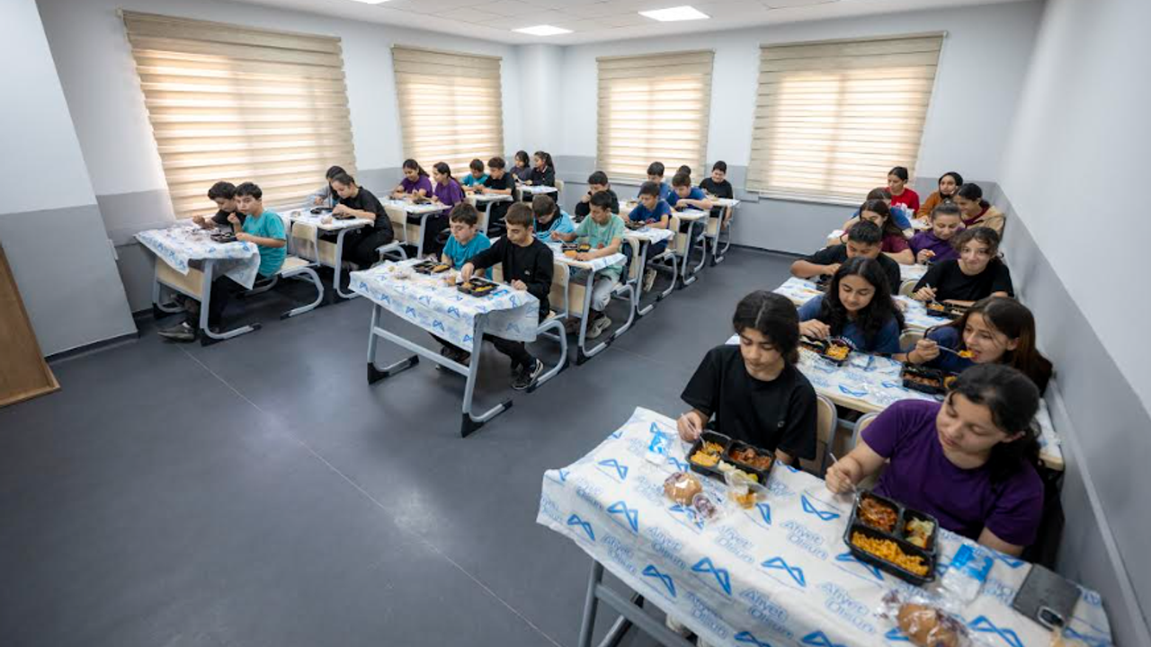 LGS’YE HAZIRLANAN ÖĞRENCİLERİN ÖĞLE YEMEĞİ YİNE BÜYÜKŞEHİR’DEN