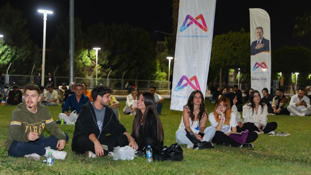 BÜYÜKŞEHİR’İN AKUSTİK SAHNE KONSERLERİ GENÇLERİN İLGİ ODAĞI