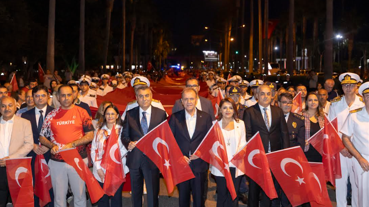 BAŞKAN SEÇER, MERSİNLİLERLE ‘BAYRAK YÜRÜYÜŞÜ’NDE BULUŞTU