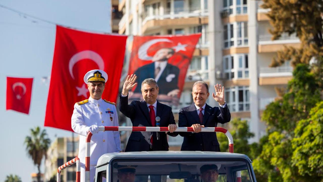 BAŞKAN SEÇER VE MERAL SEÇER, ‘29 EKİM CUMHURİYET BAYRAMI’ KUTLAMALARINA KATILDI