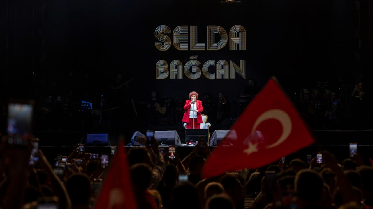 MÜZİĞİN YAŞAYAN EFSANESİ SELDA BAĞCAN İLE MERSİN’DE ‘CUMHURİYET’ COŞKUSU