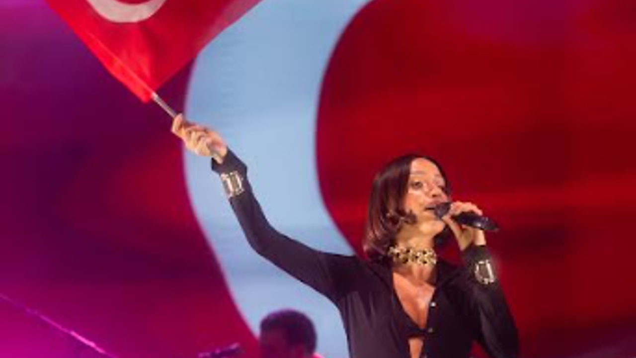 Zeynep Bastık’tan Cumhuriyet Bayramı Coşkusu