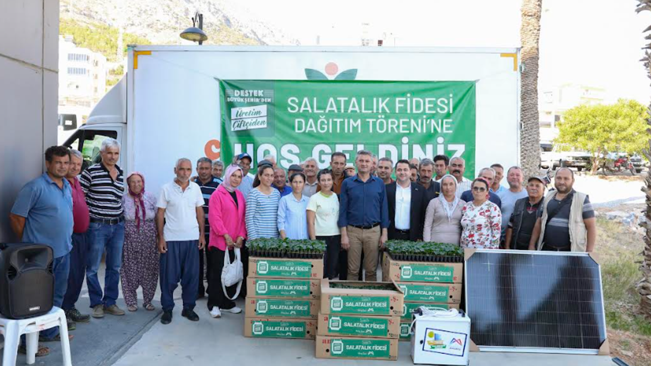 BÜYÜKŞEHİR, AYDINCIK’TA 45 BİN HIYAR FİDESİ DAĞITTI