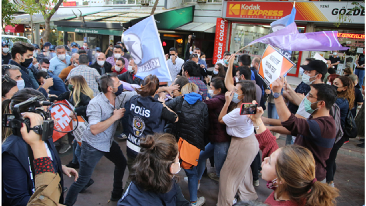 Ankara'da Halkevleri üyesi çok sayıda kişi darp edilerek gözaltına aldı.