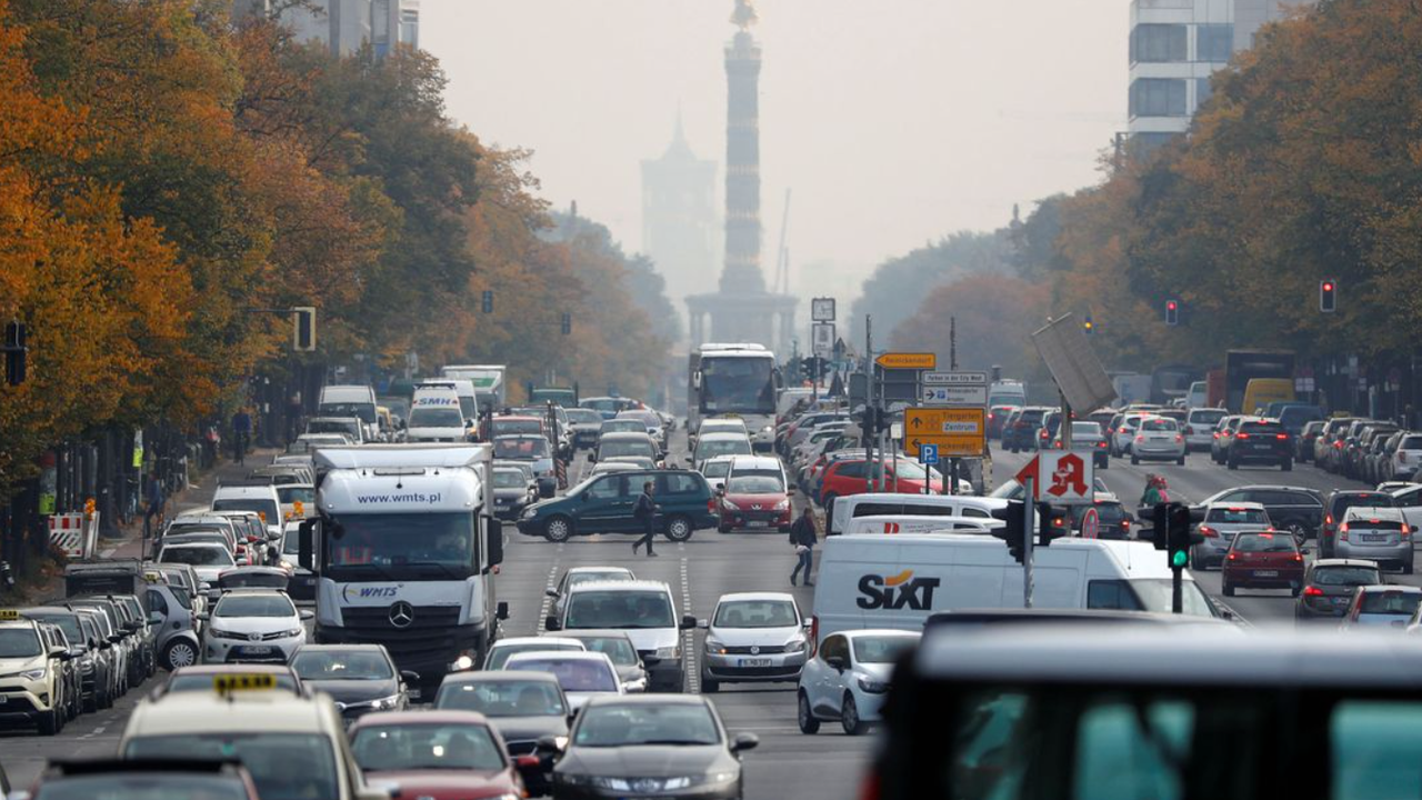 Almanya, AB'nin 2035'ten itibaren yeni fosil yakıtlı arabaları yasaklama planını reddetti