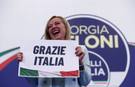 Giorgia Meloni, 'Teşekkür ederim İtalya' yazılı bir pankart tutarak zaferini kutladı