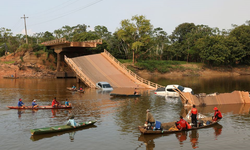 Brezilya'nın Amazon bölgesinde araçlar geçerken köprü çöktü