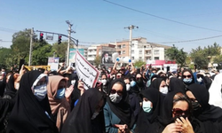 İran'ın muhafazakar bölgesindeki kadınlar Mahsa Amini protestolarına katıldı