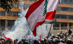 Lübnanlılar, ekonomik çöküşe yönelik öfkelerini sokaklara taşıdı