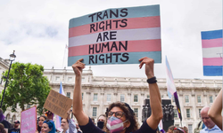 İngilizlerin üçte ikisi, trans kadınların kadın soyunma odalarını kullanmasına izin verilmemesi gerektiğini düşünüyor