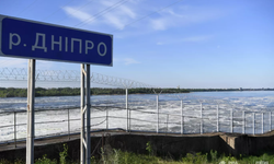 Kakhovka hidroelektrik santralinin üst kısmı bombardıman sırasında yok edildi