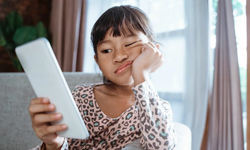 Aşırı ekran süresi gençlerin duygusal gelişimini etkileyebilir