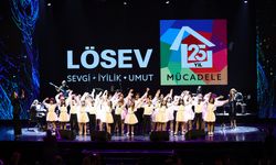 LÖSEV’İN 25. YIL GALASINDA  NİLÜFER VE LÖSEMİLİ ÇOCUKLAR AYNI SAHNEDE