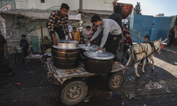 Gazzeliler, Çaresiz, aç, dehşete düşmüş ve yiyecek bulmak için yardım kamyonlarını durduruyor