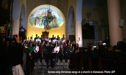 Sorunlarla dolu bir dünyada, Hıristiyanlar Noel Arifesinde dünyevi kaygıları bir kenara bırakmaya çalışıyorlar