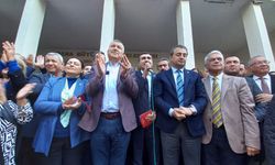Adana Büyükşehir Belediyesine Yönelik Operasyon Binlerin Katılımıyla Protesto Edildi