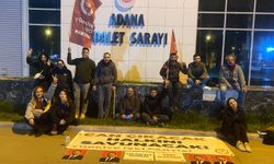 Adana Adliyesi önünde TİP üyeleri Can Atalay için Nöbete başladı.