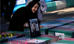 İran bombalı saldırılarla ilgili 11 şüpheliyi tutukladı, yas tutanlar intikam istiyor