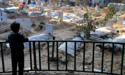 Filistinliler Gazze mezarlığından çıkarılan cesetleri yeniden gömüyor