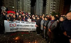 Adana'da Alpargün Enkazı Önünde 04.17'de Depremde Yaşamını Yitirenler Anıldı