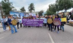 Adana Kadın Platformu, 8 Mart Mitinginde "Hayatlarımıza ve Haklarımıza Sahip Çıkıyoruz" dedi.