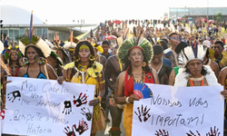 Brezilya'da yerli halk topraklarının tanınması talebiyle yürüdü