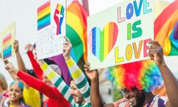 EMEP’li Sevda Karaca Tehdit Edilen LGBTİ Aktivistlerini Meclise Taşıdı