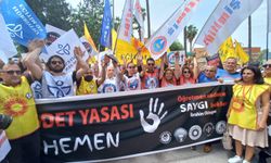 Adana'da Binlerce Eğitimci Katledilen Öğretmen İçin Siyah Kıyafetlerle Yürüdü
