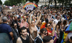 On Binlerce Kişi Paris Onur Yürüyüşünde Transfobiye Karşı Yürüdü