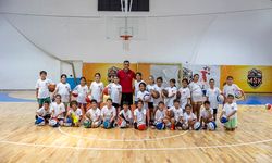 BÜYÜKŞEHİR’İN BASKETBOL KURSU YAZ DÖNEMİNDE DE YOĞUN İLGİ GÖRÜYOR