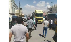Suriye  Al-Rai şehirinde Türk ticari konvoylarının ve kamyonlarının girişini engelledi.
