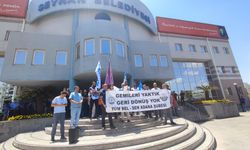 Tüm Bel-Sen, Seyhan Belediyesi Önünde "Gemileri Yaktık Geri Dönüş Yok" Pankartı Açtı, Taleplerini Açıkladı