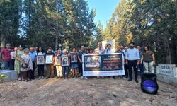 İnsan Hakları Derneği Adana Şubesi, Buruk Mezarlığında 'Beşler Onurumuzdur' Etkinliği Düzenledi