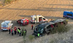 Afyonkarahisar’da Yolcu Otobüsü Devrildi: 21 Kişi Yaralandı