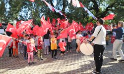 Adana’da çocuklar 29 Ekim Cumhuriyet Bayramı’nın Coşkusunu 680 yıllık anıt ağacının altında bir araya gelerek kutladı.