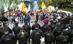 Öğretmenlik Meslek Kanunu'na Karşı Eylem: Eğitimciler Kararlı! Polis Barikat Kurdu