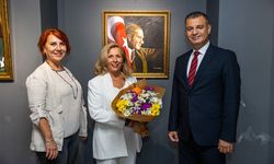 TARSUSLU RESSAM AYSEN, 30 FARKLI ATATÜRK ESERİ İLE SERGİDE YER ALDI