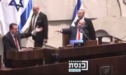 İsrailli Milletvekili Mecliste Netanyahu’yu Hedef Aldı: “30 Yıllık Seri Katilsin” Sözleri Salonu Karıştırdı!