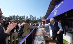 Başkan Zeydan Karalar, Antalya’da Adana’yı anlattı, elleriyle yaptığı Adana Kebabı’nı ikram etti.