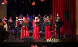 Mersin Büyükşehir Belediyesi, 14 Şubat Sevgililer Günü dolayısıyla ‘Şarkılarda Aşk’ temasıyla konser düzenledi