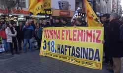 686 Sayılı KHK İle İhraç Edilenlerle İlgili İzmir'de Eğitim Sen Üyeleri: "Zulmünüze Boyun Eğmiyoruz" dedi