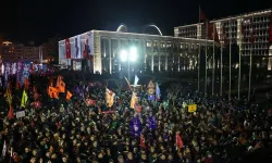 CHP lideri Özgür Özel İmamoğlu için Saraçhane'de toplanan 10 binlere seslendi.