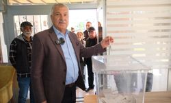 Zeydan Karalar ve eşi Nuray Karalar, CHP’nin Cumhurbaşkanı adayını belirlemek için oy kullandı.