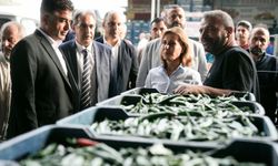 Başkan Tekin, sabahın ilk ışıklarıyla Adana Sebze ve Meyve Hali’ni ziyaret ederek güne emekçilerle başladı