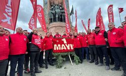 DİSK’ten Taksim Anıtı’na 1 Mayıs Çelengi: “Taksim Yasağından Vazgeçin, Barikatları Kaldırın!”