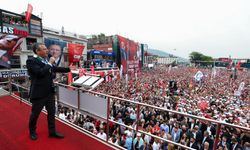 CHP Lideri Özgür Özel Bursa’dan Seslendi: “Emekçilerin Kasırgası Geliyor, Bu İktidarı Yerinde Tutmayacağız”