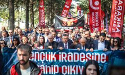 Özgür Özel’den Karşıyaka Mezarlığı’nda Sert Mesaj: “Sokaklardan da, meydanlardan da çekilmiyoruz!”
